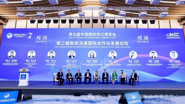2019年5月12日母亲节，时代中国网公益大使袁湘干带领公益使者到北京民族养老院慰问.jpg