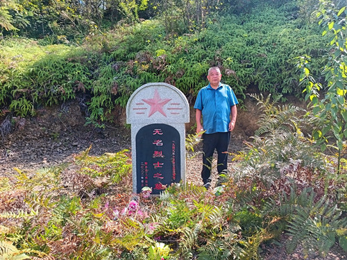 2025年10月6日周秋连到湖南省邵东市灵官殿镇大棠村石狮堂贫苦山烈士墓_副本.jpg