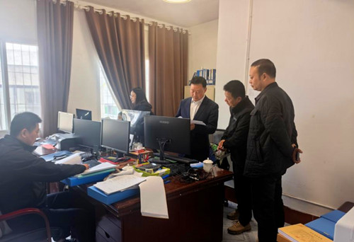 2015年10月1日到贵州省思南县玉福临公司红豆杉基地考察.JPG